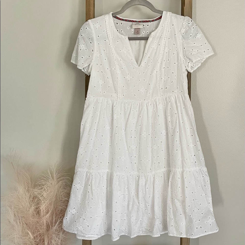 Knox Rose White Short Sleeve V-Neck Mini Dress!